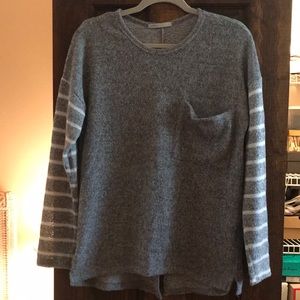 Cute lightweight sweater with pocket…striped sleeves